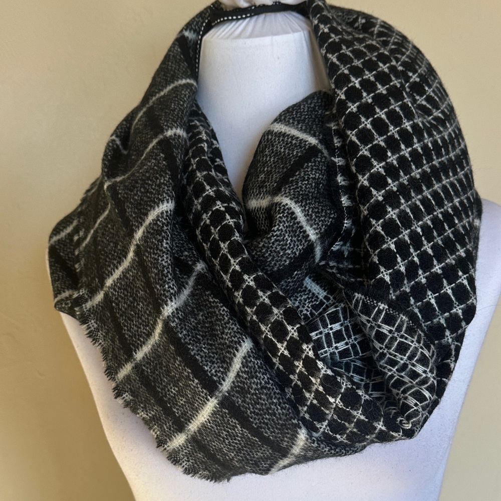 NWT Maurices Infinity Scarf Black and White Patterned sweater knit multi-way - Picture 2 of 15